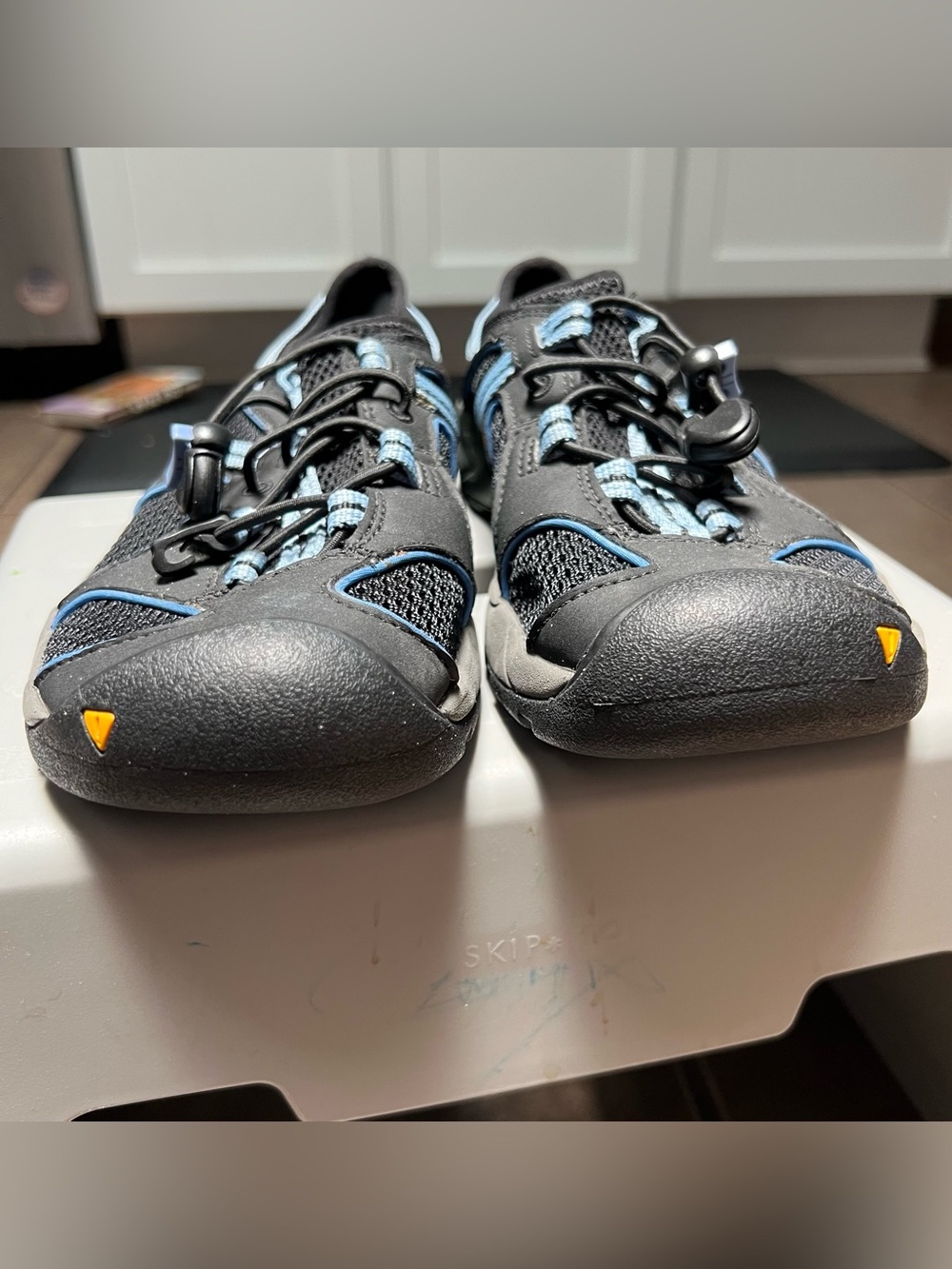 KEEN Woman’s Black and Blue w/mesh and elastic tie Hiking Sandal Water shoes 6.5 - Picture 3 of 6